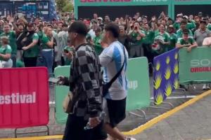 不受待見(jiàn)！一阿根廷球迷路過(guò)墨西哥球迷群體，遭遇一片整齊噓聲