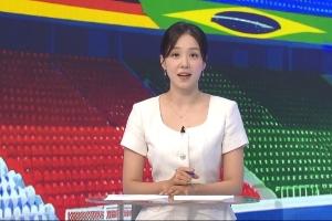 記得她嗎？韓國美女主持2014場邊一笑成名，今日正主持世界杯節(jié)目