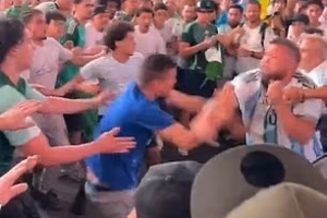 郵報：阿根廷和阿爾及利亞雙方球迷爆發(fā)沖突，參與斗毆球迷被逮捕