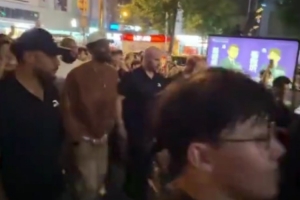 接地氣！歐文在成都街頭溜達(dá) 和球迷親切地打招呼