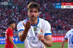 泰山客場1-0領(lǐng)先！前場配合后謝文能下底助攻，澤卡包抄臥射破門-l0