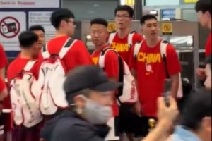 媒體人：中國男籃在機場偶遇趙雅芝 被趙的粉絲團震驚了