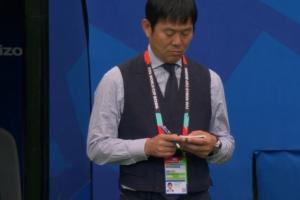 前田大然進攻未果，森保一又拿出了小本子開始記筆記