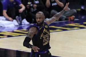 的焦點！湖記：自由市場開啟3個多小時 ESPN都在聊詹姆斯VS絕首發(fā)陣容_的焦點！湖記：自由市場開啟3個多小時 ESPN都在聊詹姆斯VS絕首發(fā)陣容在線觀看_免費看直播