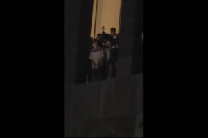 超高人氣！C羅現身酒店陽臺，引發現場大量球迷歡呼
