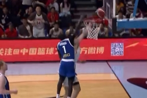 楊瀚森反擊被釘板！郭艾倫：20歲最好年紀的NBA新秀 直接砸進去啊