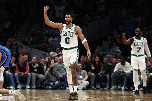 主持人：綠軍讓塔圖姆的家人坐場邊第1排 但布朗的家人只能坐15排