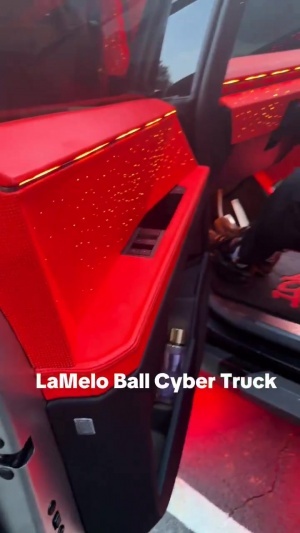 還是馬路殺手嗎？三球已經開著自己的Cybertruck出現在明州街頭