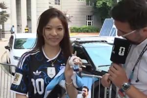 阿根廷媒體采訪中國(guó)女球迷：涂藍(lán)白指甲油，吉祥物名字叫“咩西”