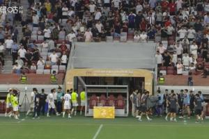 中甲陜西聯(lián)合vs深圳青年人開球已延遲超40分鐘，目前雙方球員退場